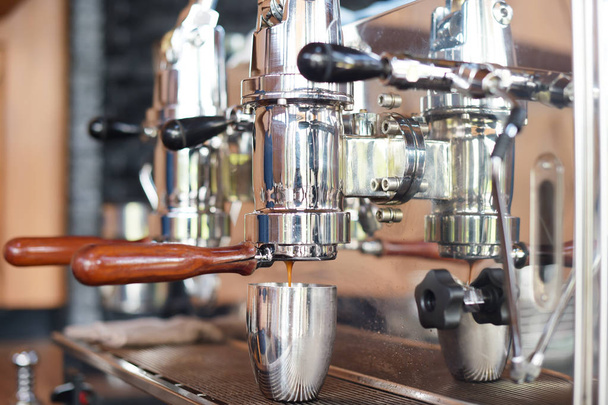 крупним планом кавоварка готує чашку кави
 - Фото, зображення