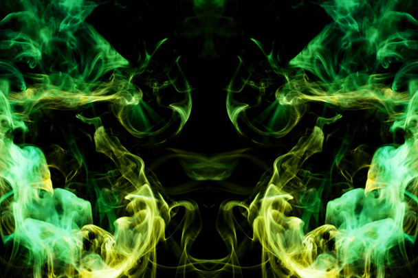 Kalın renkli yeşil ve sarı duman siyah Yalıtılmış zemin bir kelebek şeklinde. Vape duman kökenli. MoCap cool t-shirt için - Fotoğraf, Görsel