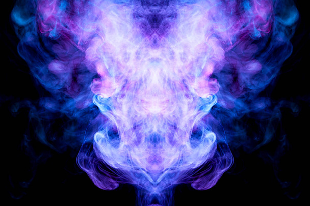 Fluffy soffia fumo blu e viola e nebbia sotto forma di teschio, mostro, drago su sfondo nero. Stampa fantasy per vestiti: t-shirt, felpe - Foto, immagini