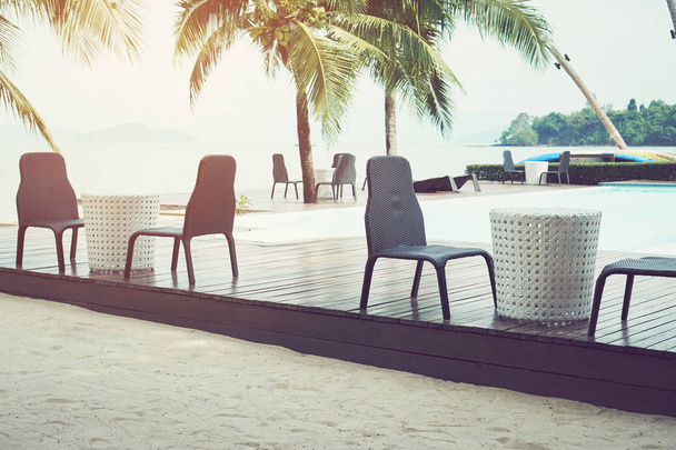 chaise de piscine sur la station près de la plage, regardez belle vue sur la mer
. - Photo, image