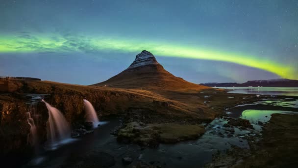 4k Timelapse van Aurora Borealis (noorderlicht) over de Kirkjufell berg, IJsland  - Video