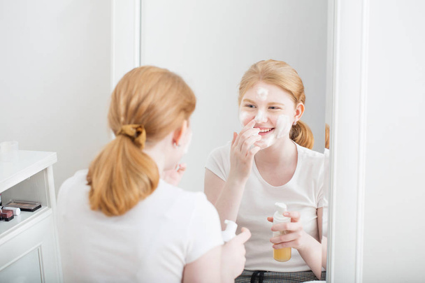 fair-haired teen girl puts on  face mask - Valokuva, kuva