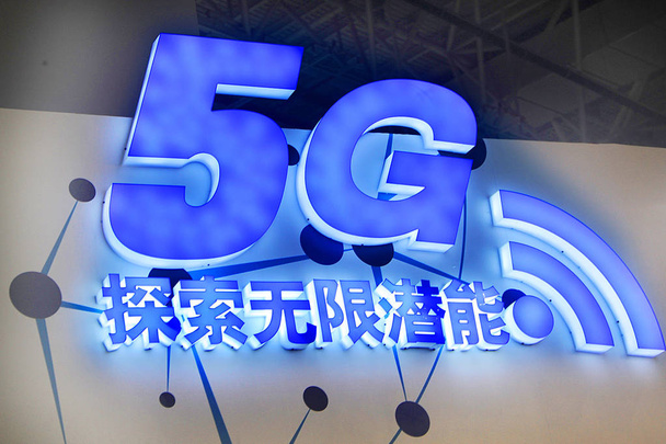 Um logotipo das redes móveis 5G é retratado durante a XVIII Feira Internacional da Indústria da China em Xangai, China, 1 de novembro de 2016
. - Foto, Imagem