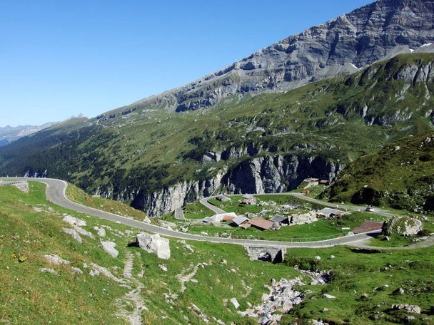 Ahır ve sığır çiftlikleri mera Urner Boden Vadisi - Canton Uri, İsviçre - Fotoğraf, Görsel