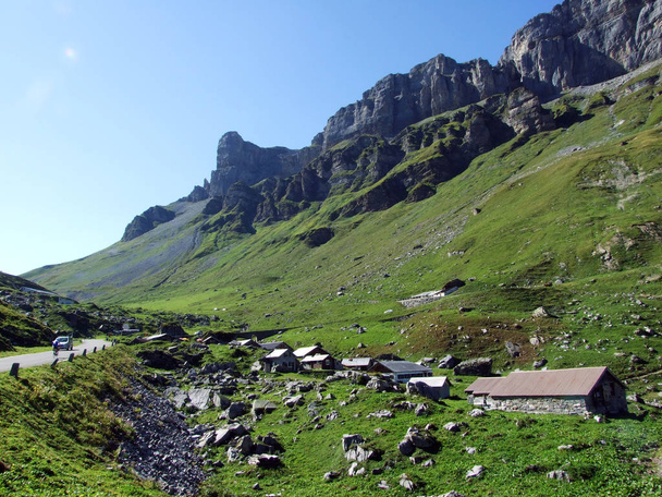 Stáje a farmy na skot pastviny Urner Boden údolí - Kanton Uri, Švýcarsko - Fotografie, Obrázek