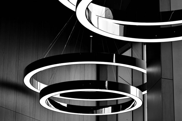 Fragmento interior abstracto. Iluminación estilizada con lámparas led modernas. Blanco y negro
. - Foto, imagen