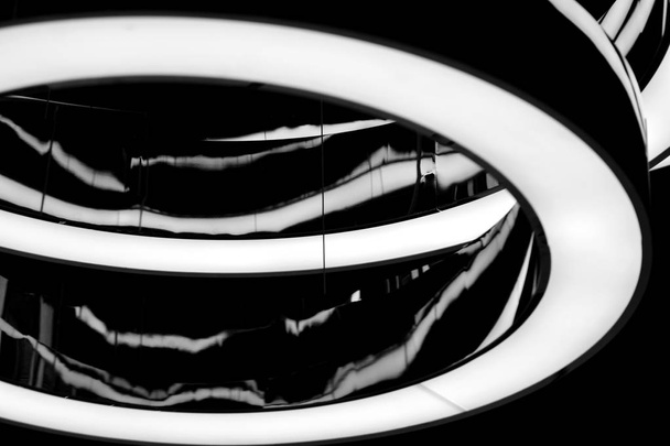 abstraktes inneres Fragment. stilisierte Beleuchtung mit modernen LED-Lampen. schwarz-weiß. - Foto, Bild