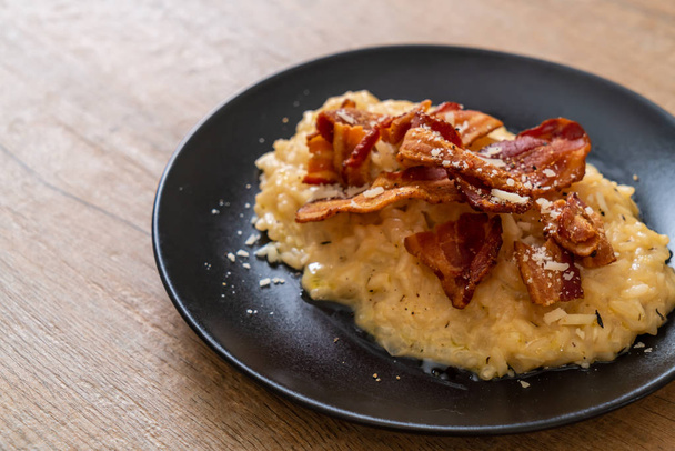 risotto with crispy bacon and cheese - Foto, afbeelding
