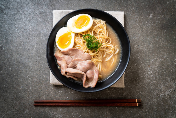 tonkotsu ramen noodles with pork and egg - japanese style - Valokuva, kuva