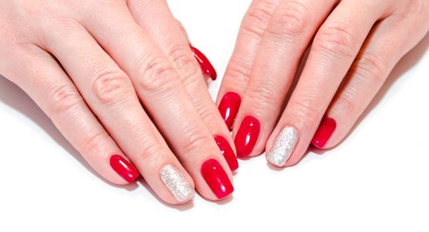 Женские ногти с красивым красным маникюром дизайн с драгоценными камнями изолированы на белом
 - Фото, изображение