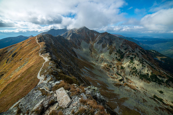 rotsachtige Tatra berg toeristische wandelroutes in Slowakije - Foto, afbeelding