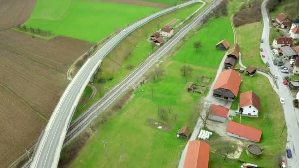 航空写真: 鉄道と横断歩道の前で上がってをいます。背景で構築されている橋と川. - 映像、動画