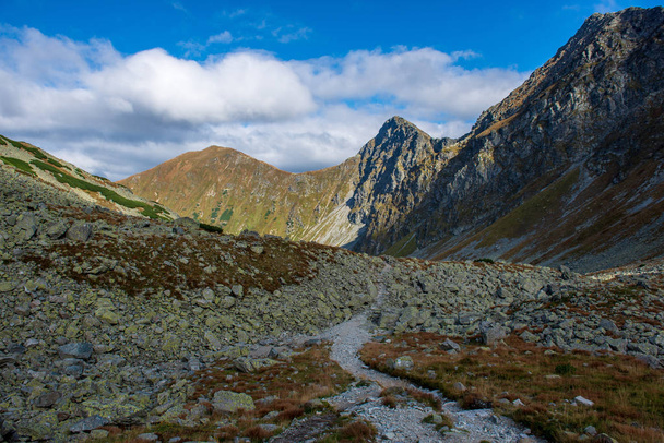 skalista Tatra turystycznych górskich szlaków turystycznych w Słowacji - Zdjęcie, obraz