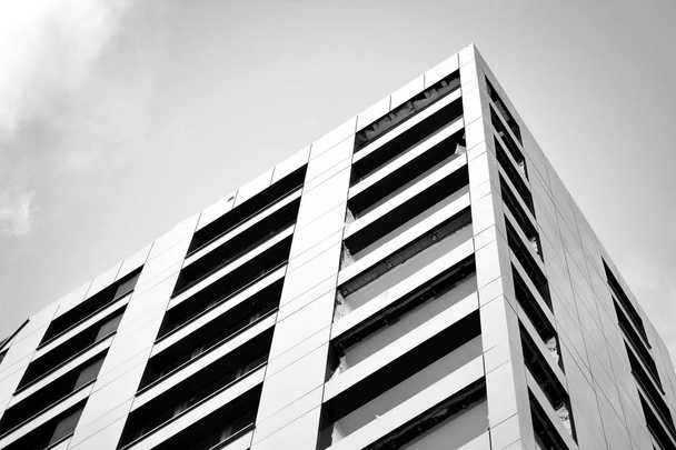 Αφηρημένη θραύσμα της σύγχρονης αρχιτεκτονικής. Σύγχρονο κτίριο κατοικιών. Μαύρο και άσπρο. - Φωτογραφία, εικόνα