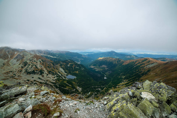 trilhas turísticas rochosas de montanha Tatra na Eslováquia
 - Foto, Imagem