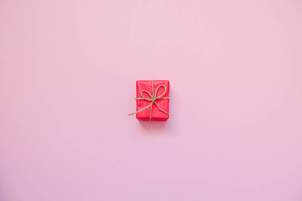 .Red gift box on pink background. February 14 card, Valentine's day. 8 March, International Happy Women's Day. Flat lay, top view, copy space - Photo, image