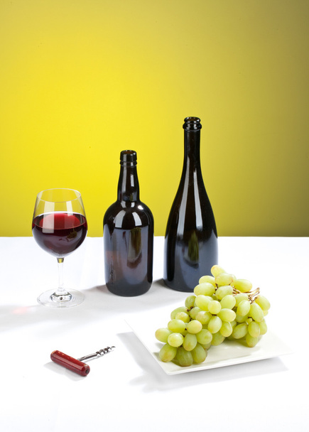 Натюрморт с виноградом для белого вина, бутылки, стекла и штопор
 - Фото, изображение