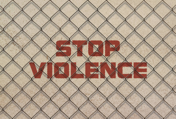 Βία σταματήσει κείμενο γραμμένο με κόκκινο χρώμα κάτω από ένα πλέγμα καλωδίων - Φωτογραφία, εικόνα