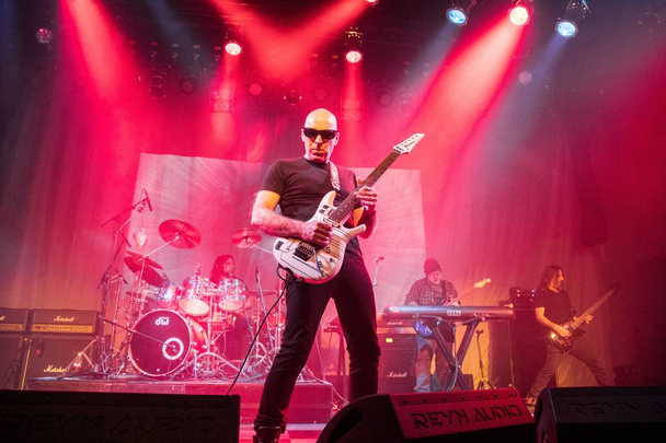 Americký kytarista Joe Satriani se provádí během koncertu v Šanghaji, Číně, 14 února 2017. - Fotografie, Obrázek
