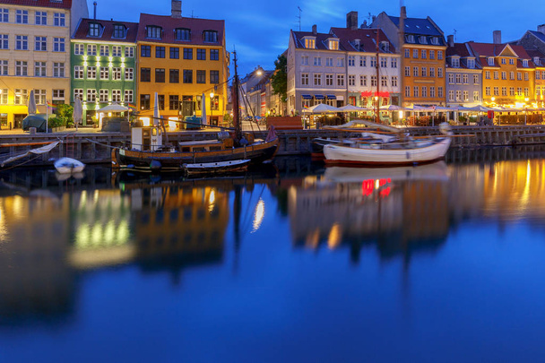 Veelkleurige gevels van oude middeleeuwse huizen en schepen langs het kanaal van Nyhavn. Denemarken. - Foto, afbeelding