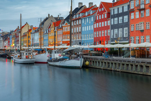 Tarka homlokzatú régi középkori házak és hajók mentén közvetlenül a Nyhavn-csatornára. Dánia. - Fotó, kép