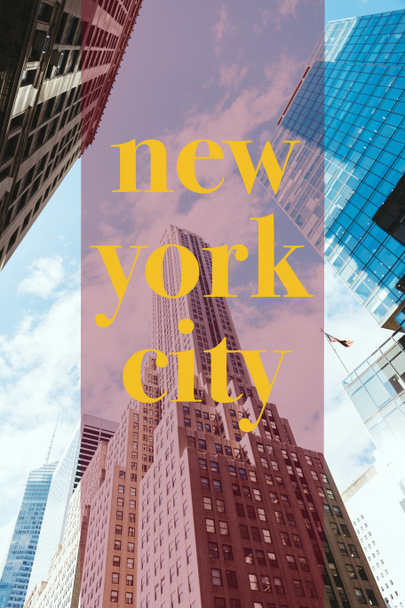 χαμηλή γωνία θέα των ουρανοξυστών και συννεφιασμένο ουρανό με κίτρινα γράμματα «Νέα Υόρκη» στη Νέα Υόρκη, ΗΠΑ - Φωτογραφία, εικόνα