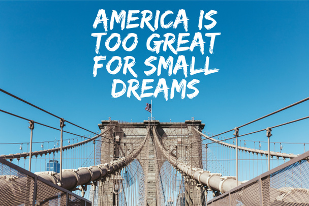 Brooklyn bridge z amerykańską flagę na tle jasnego nieba z napisem "Ameryka jest zbyt duża dla małych marzeń", Nowy Jork, Stany Zjednoczone Ameryki - Zdjęcie, obraz