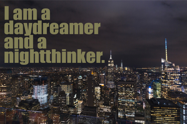 Luchtfoto van gebouwen en nacht stad licht met "Ik ben een dagdromer en een nightthinker" belettering in new york, Verenigde Staten - Foto, afbeelding