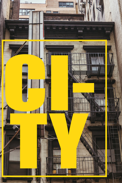 escena urbana con edificio antiguo en Nueva York con letras amarillas de "ciudad" en marco, EE.UU.
 - Foto, Imagen