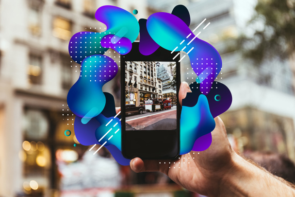 Schnappschuss von Mann mit Smartphone, der New Yorker Stadtstraße mit abstrakter Illustration fotografiert  - Foto, Bild