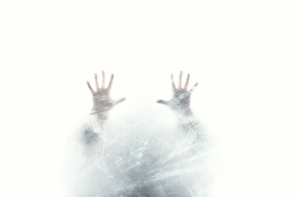 figura humana abstracta detrás del vidrio
 - Foto, Imagen