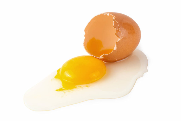 Tuorli d'uovo freschi isolati su fondo bianco
 - Foto, immagini