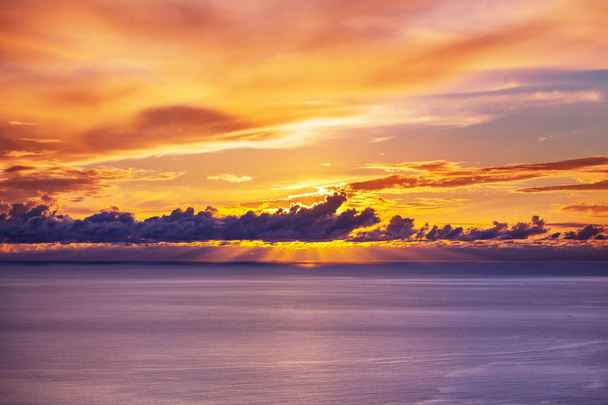 Coucher de soleil pittoresque sur la côte de la mer. Bon pour le papier peint ou l'image de fond. - Photo, image