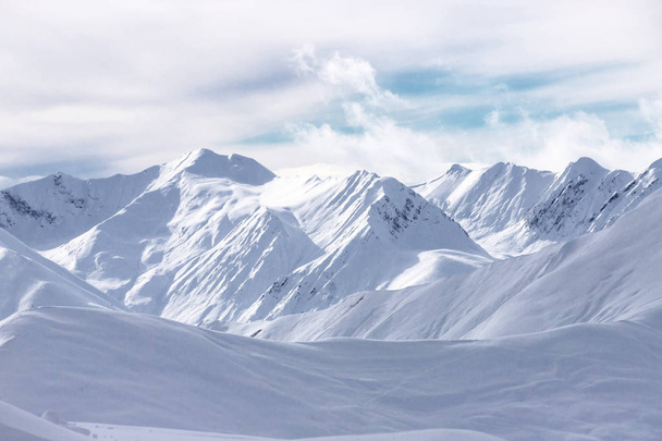 Szczytami ośnieżonych gór Kaukazu w ośrodku narciarskim Gudauri, Gruzja. Snowboard w ośrodku narciarskim Gudauri, Gruzja. - Zdjęcie, obraz