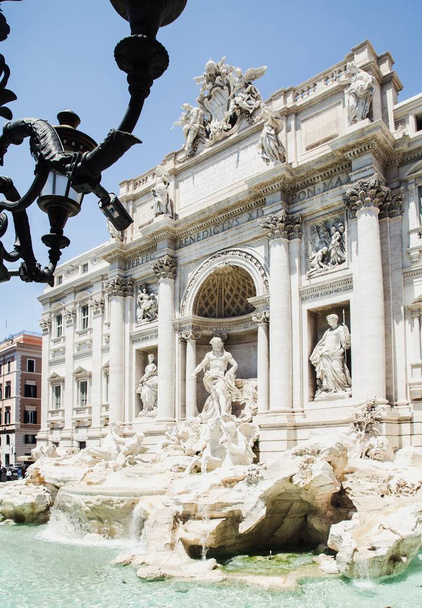 昼間、ローマ、イタリアのトレビの泉の眺め - 写真・画像