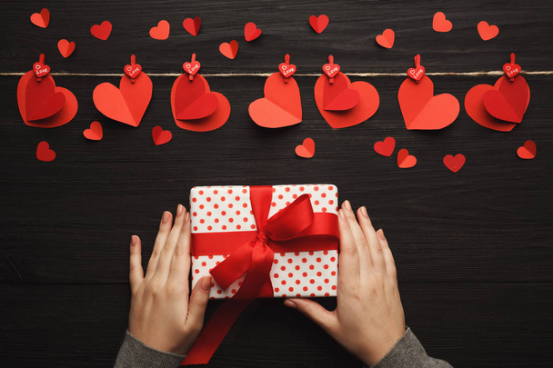 Sevgililer günü arka plan, kağıt kalpler sınır ve ahşap Hediyelik - Fotoğraf, Görsel