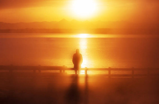 Человек на горном озере
 - Фото, изображение