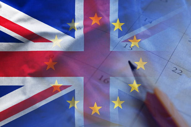 Closeup ostrou tužku a kalendáře na pozadí překrývající vlajky Velké Británie a Evropské unie - Fotografie, Obrázek