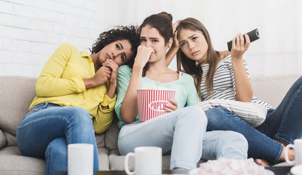 Naispuoliset ystävät katsomassa melodraama elokuva kotona
 - Valokuva, kuva