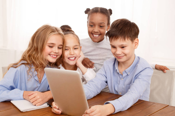 Bambini con tablet in pausa in classe
 - Foto, immagini