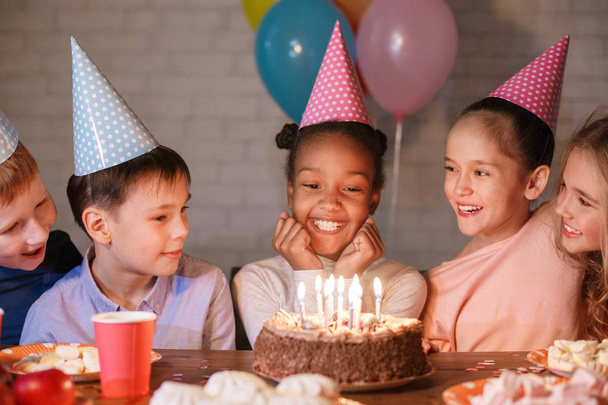 Amerykańska dziewczyna having urodzinowe z przyjaciółmi - Zdjęcie, obraz