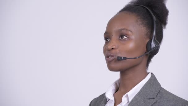 コール センターの代表として働いている若い幸せなアフリカ実業家 - 映像、動画