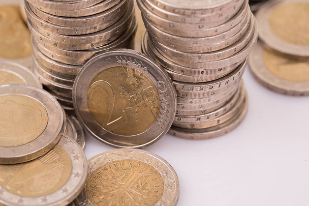 Крупный план изображения большого количества монет евро. - Фото, изображение