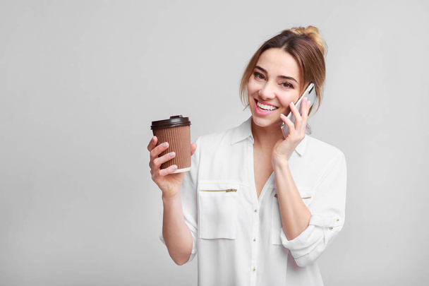 Szczęśliwa kobieta rozmowy na telefon i picia kawy - Zdjęcie, obraz