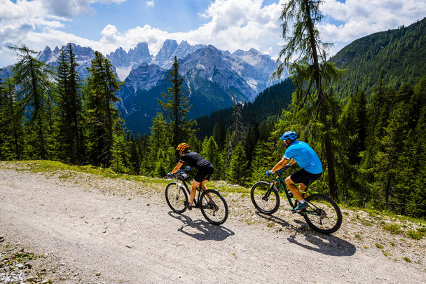 Ορεινή ποδηλασία ζευγάρι με ποδήλατα στην πίστα, Κορτἰνα ντ΄Αμπέτζιο, Δολομίτες, Ιταλία - Φωτογραφία, εικόνα
