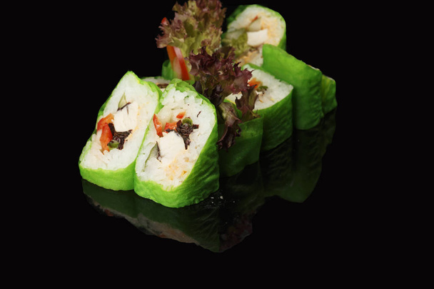 verschiedene Sushi, Rollen auf schwarzem Hintergrund mit Reflexion. vor allem für Cafés und Restaurants - Foto, Bild