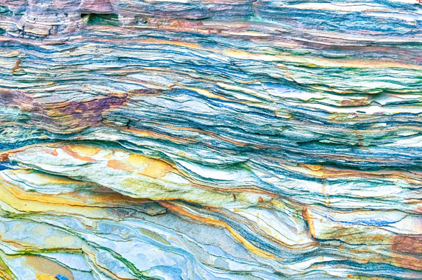 Strati rocciosi - formazioni colorate di rocce impilate nel corso dei secoli. Sfondo interessante con trama affascinante - Foto, immagini