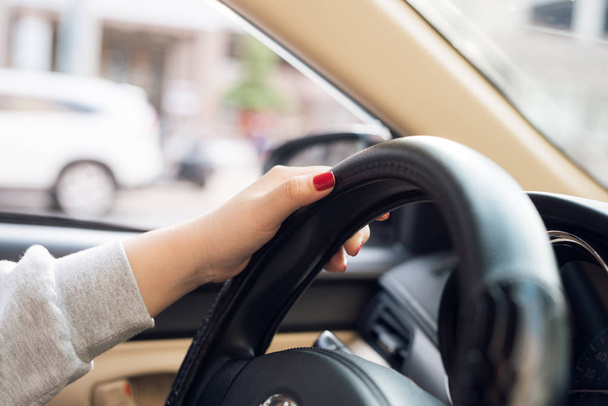 Asijské žena ruce na volant auta při jízdě s čelní sklo a silnici. Černá žena plná pálivých papriček volant s jistotou. Ruce na volant - žena, která řídila auto - Asie - Fotografie, Obrázek