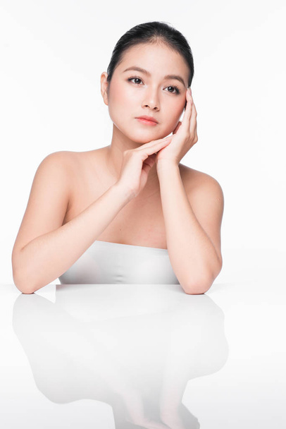 портрет красивої азіатки з ідеальною шкірою на білому тлі
 - Фото, зображення