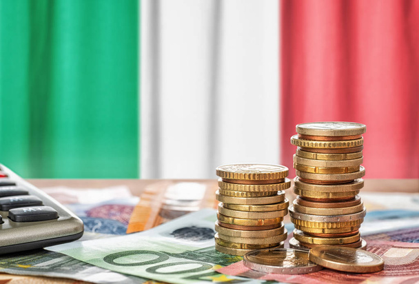 Billets et pièces en euros devant le drapeau national de l'Italie
 - Photo, image